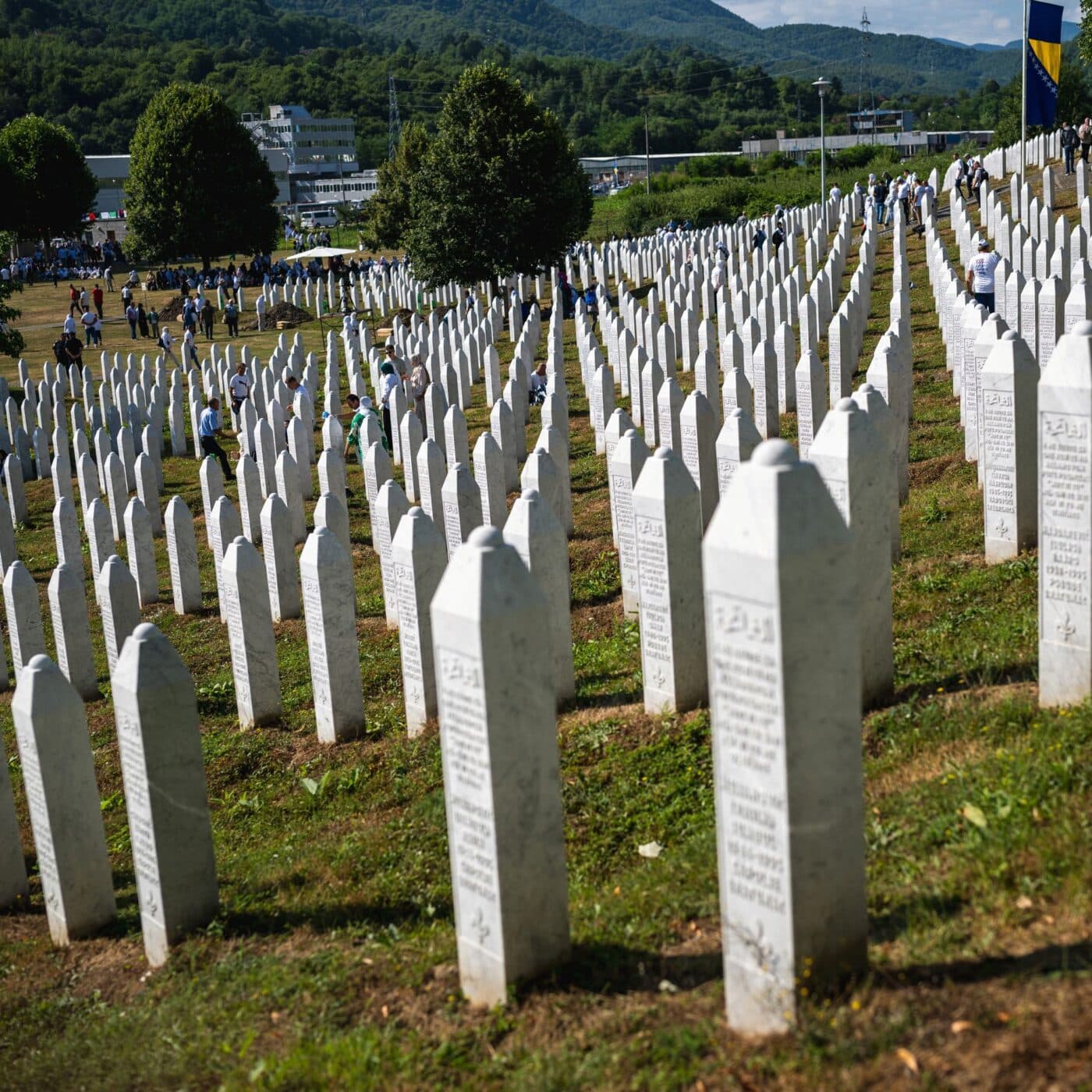 A Srebrenica, 30 ans après le génocide, l'impossible réconciliation - Transversales - reportages et documentaires cover