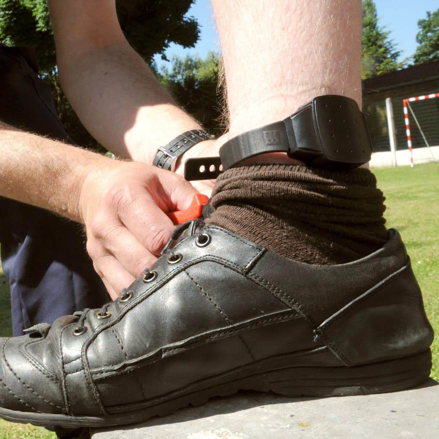 Le bracelet électronique pour lutter contre la surpopulation carcérale : comment fonctionne ce système ? — Transversales - reportages et documentaires cover