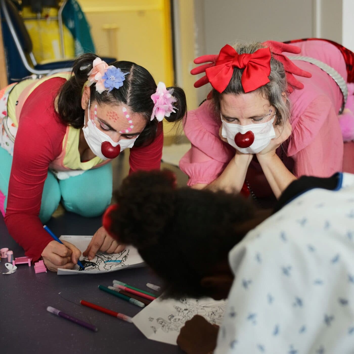 Clown hospitalier, une profession reconnue pour ses bienfaits - Transversales - reportages et documentaires cover
