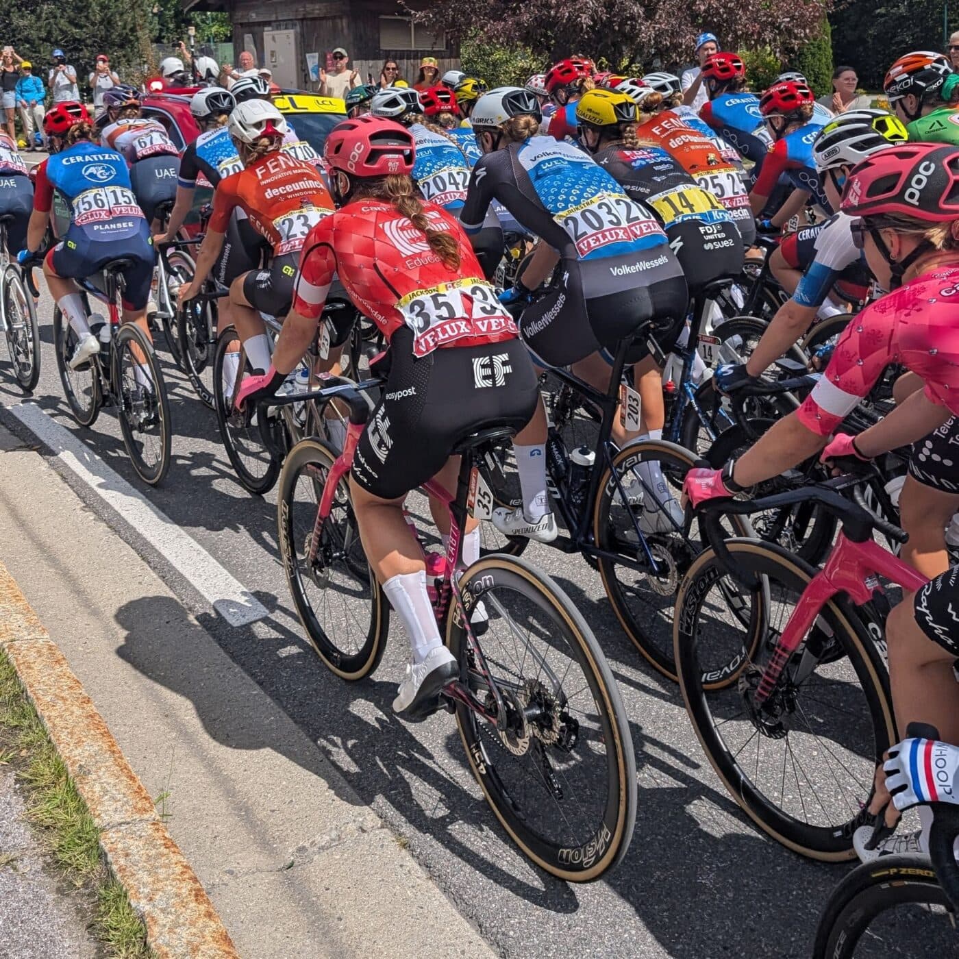 Le succès croissant du cyclisme féminin - Transversales - reportages et documentaires cover