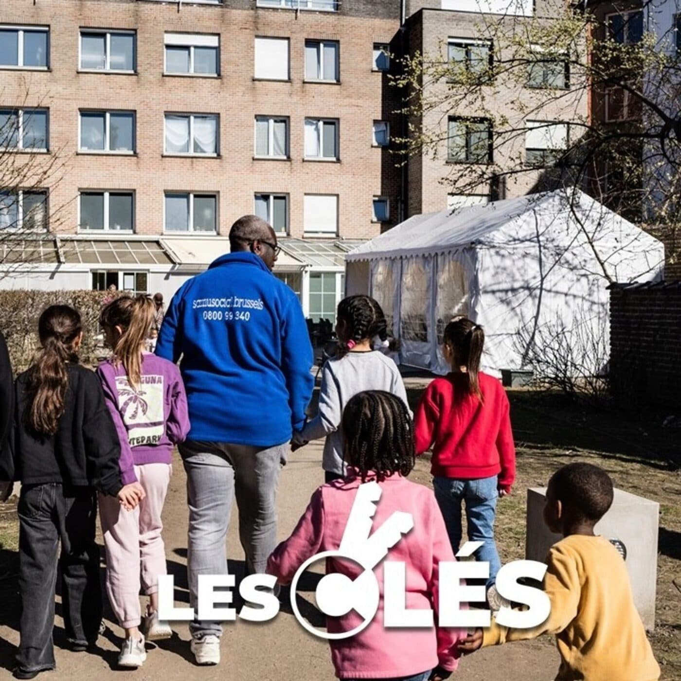 Pourquoi autant d'enfants dorment en rue en Belgique ? - Les Clés cover