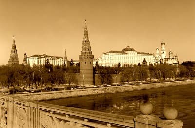 Ep. 23 - The Haunted Kremlin - History Goes Bump: Ghost Tours For The Mind cover