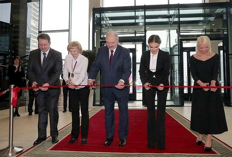 Lukašenkos verslo partneriai Vilniaus oro uoste — Podcastas prie vyno taurės cover