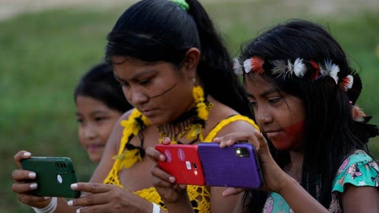 Cellphones in the Brazilian Schools: Between Prohibition and Pedagogical Integration - Bate Papo Academy (English) cover