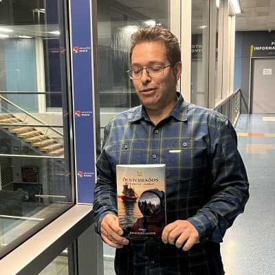David Rozas Genzor, historia y ciencia ficción con la expulsión de los moriscos de fondo. — La Torre de Babel cover