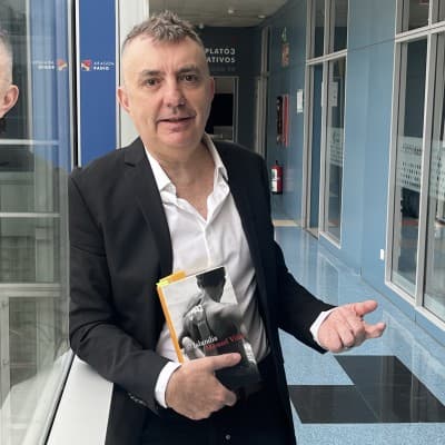 El Vilas más personal regresa desde “Islandia” - La Torre de Babel cover