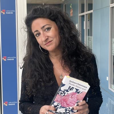 “Pueblo blanco azul”, el regreso de Azahara Palomeque - La Torre de Babel cover