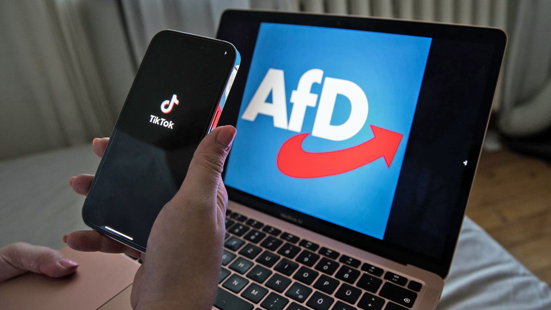 (112) Zukunft rechts? Junge Menschen und die AfD - Synapsen – ein Wissenschaftspodcast cover