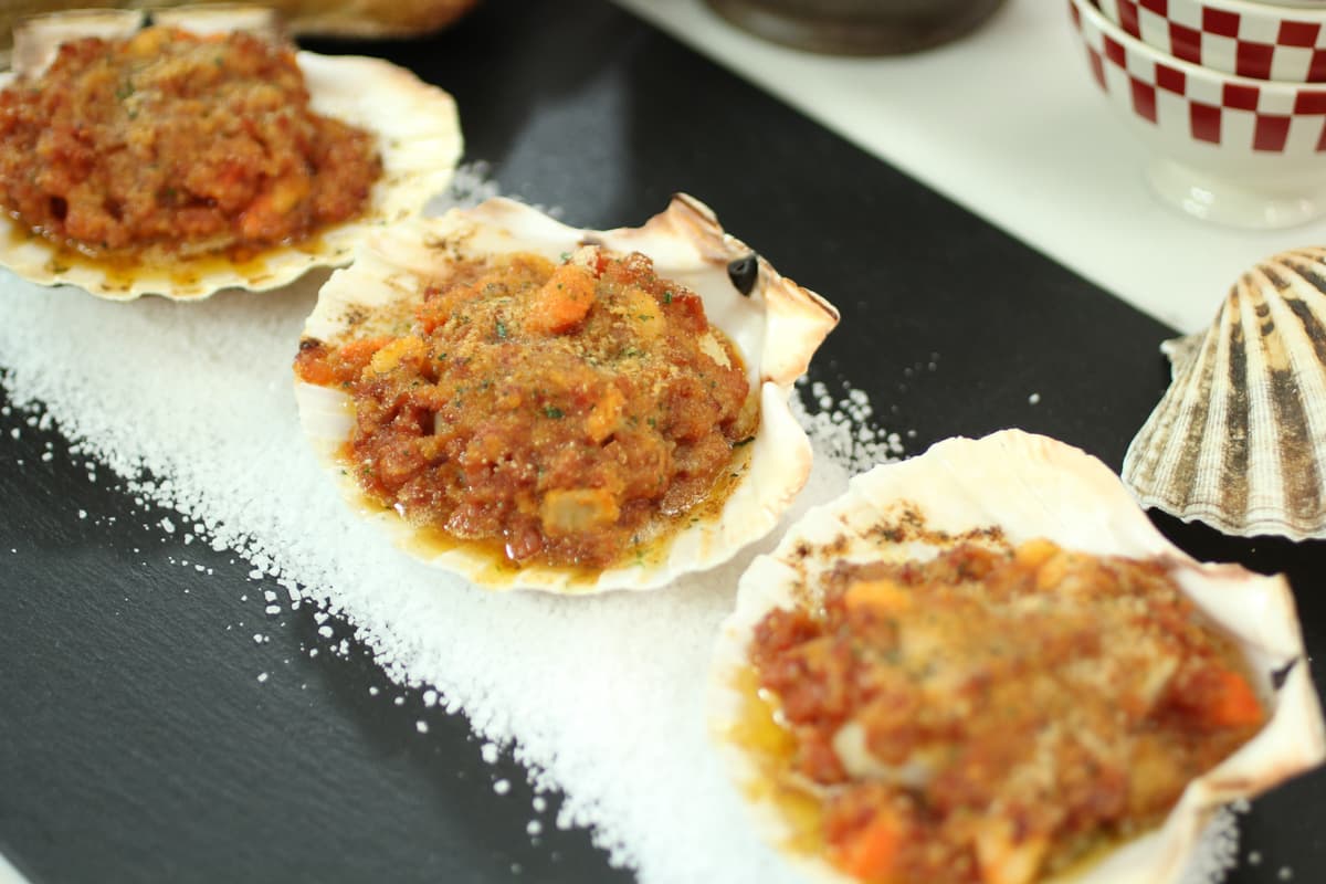 La receta de Robin Food para cocinar unas vieiras a la gallega - Más de uno cover