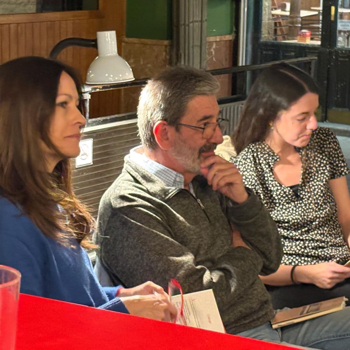 Guillermina Delupi presenta su poemario 'Hiciste que la poesía perdiera los estribos' - Radio 5 Actualidad cover