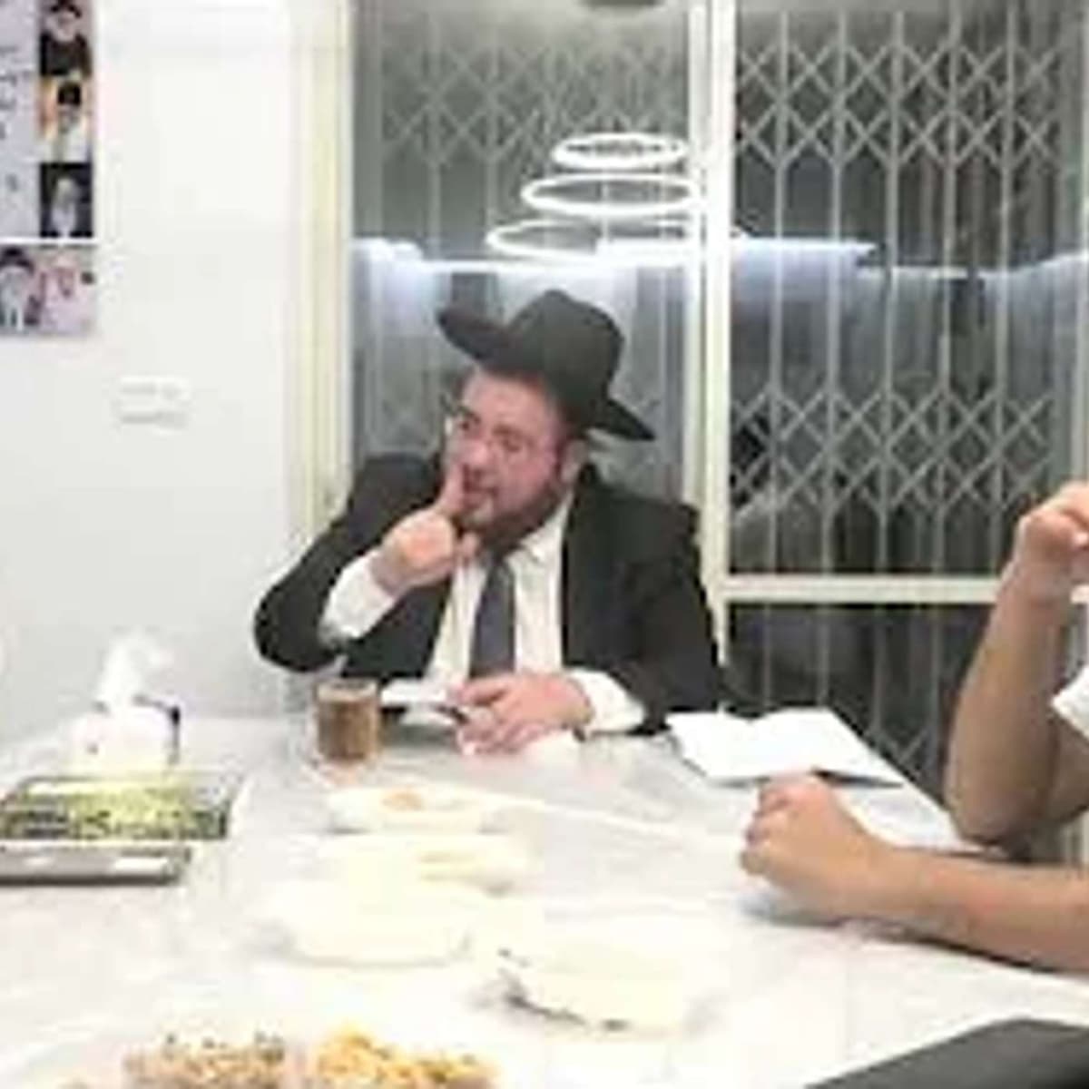 הלם: סוד נדיר מרבינו ארוש 'אף אחד לא אשם במה שקורה לך בחיים - הכל גזירת השם -' לא ביבי ןלא רונן בר!! - הרב נפתלי ניסים cover