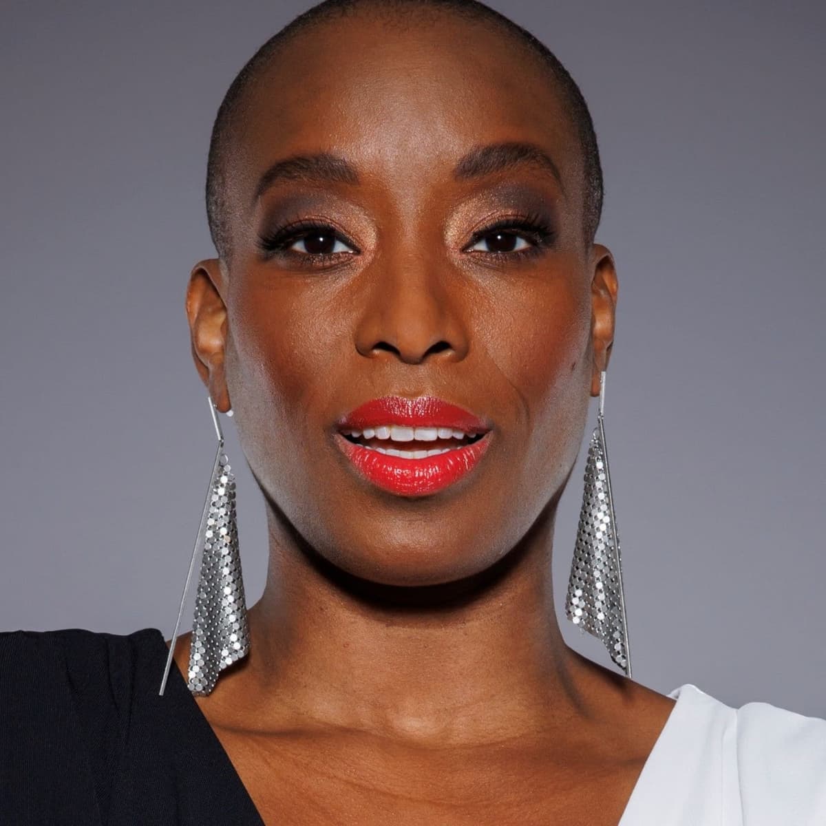 Aisata Blackman: „Ich glaube, ich habe das Schauspielen auf dem Flughafen gelernt“ - Talk mit Thees cover